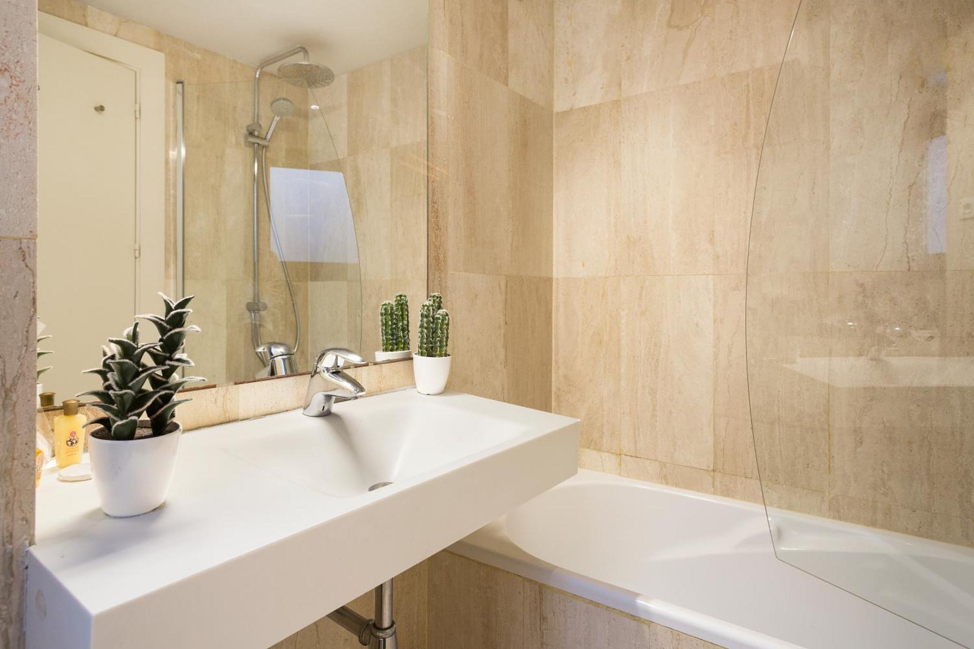 Appartamento My Space Emirates - Modern Duplex With Private Garden And Swimming Pool Barcellona