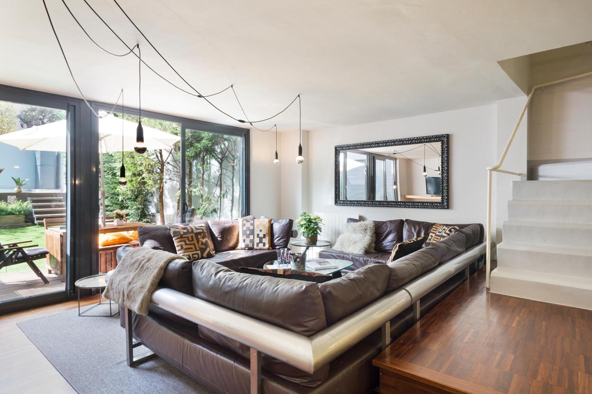 My Space Emirates - Modern Duplex With Private Garden And Swimming Pool Barcellona